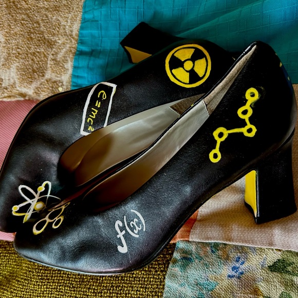 Upcycled Custom Painted Black Pumps Yellow Bottoms
Science & Lab Theme Heels 7.5 - Picture 5 of 10